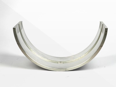 אילו מיסבים דורשים שימוש בשרוולי פיר? 